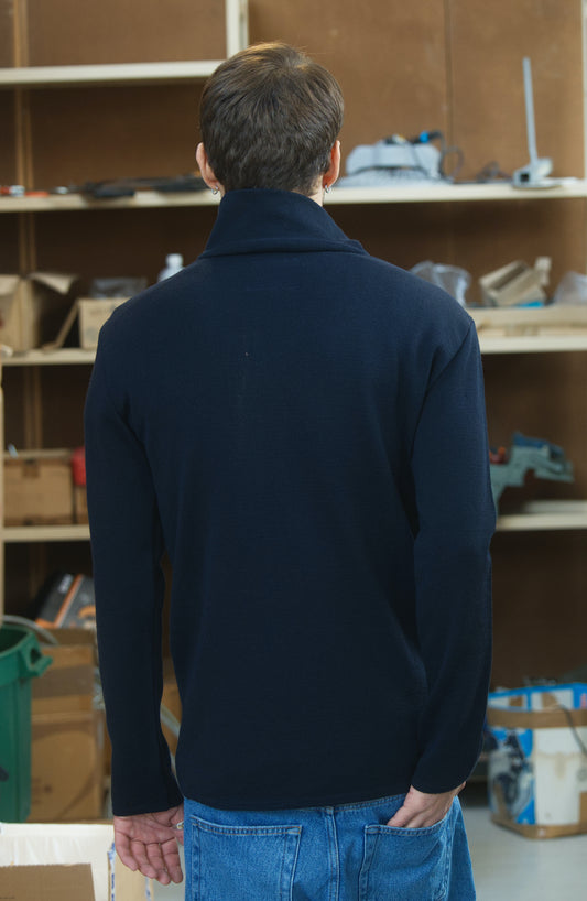 Pull à col camionneur à col zappé fabriqué avec 50% de laine mérinos 