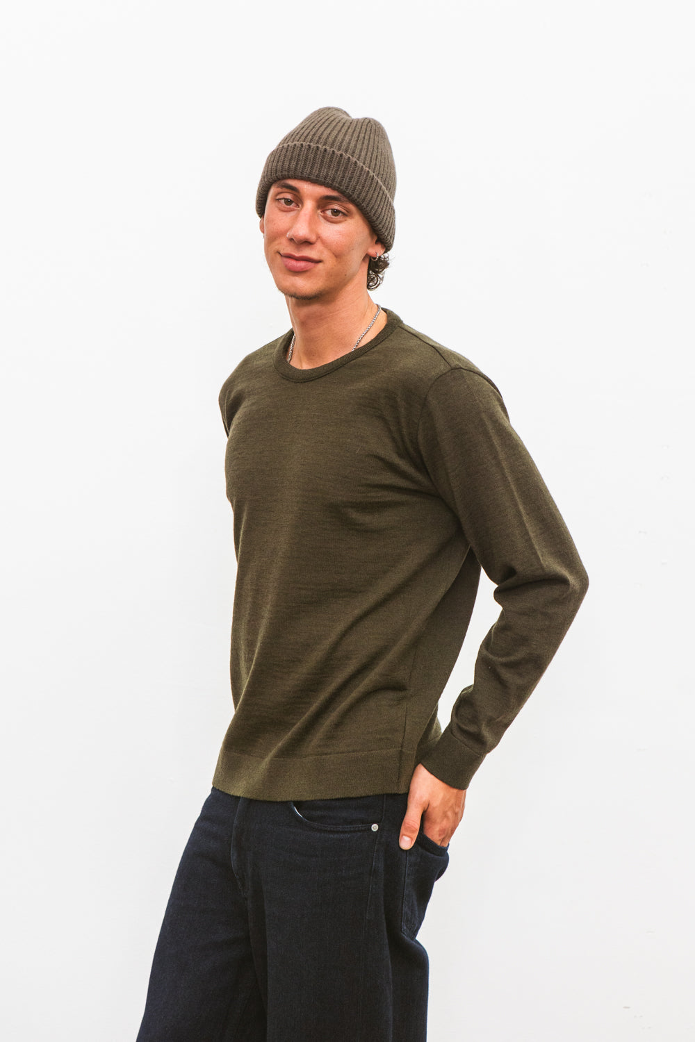 Pull col rond fin MERET kaki en laine mérinos extrafine, fabriqué en France