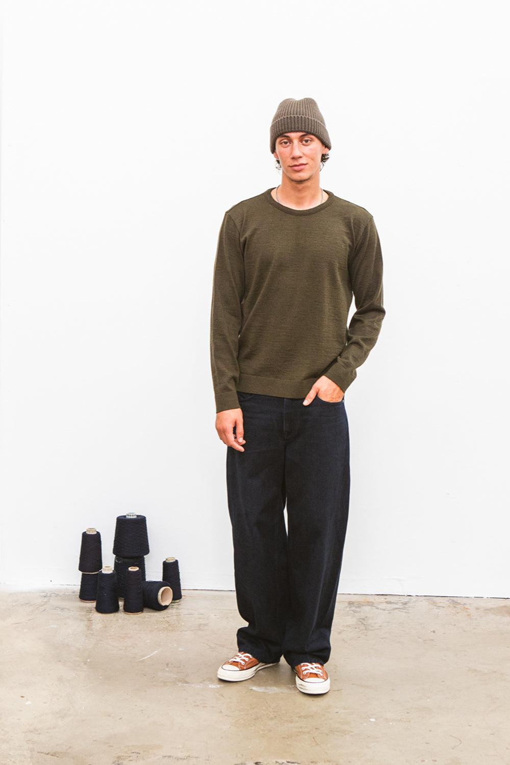 Pull col rond fin MERET kaki en laine mérinos extrafine, fabriqué en France