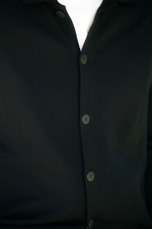 Détail de la chemise JOCA noire en laine, fabriquée en France