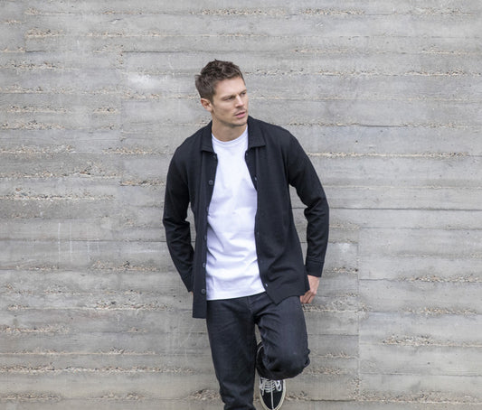 Chemise JOCA noire en laine, fabriquée en France par CABANE