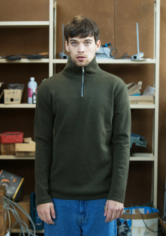 Pull camionneur à col zippé kaki fabriqué avec 50% de laine mérinos 