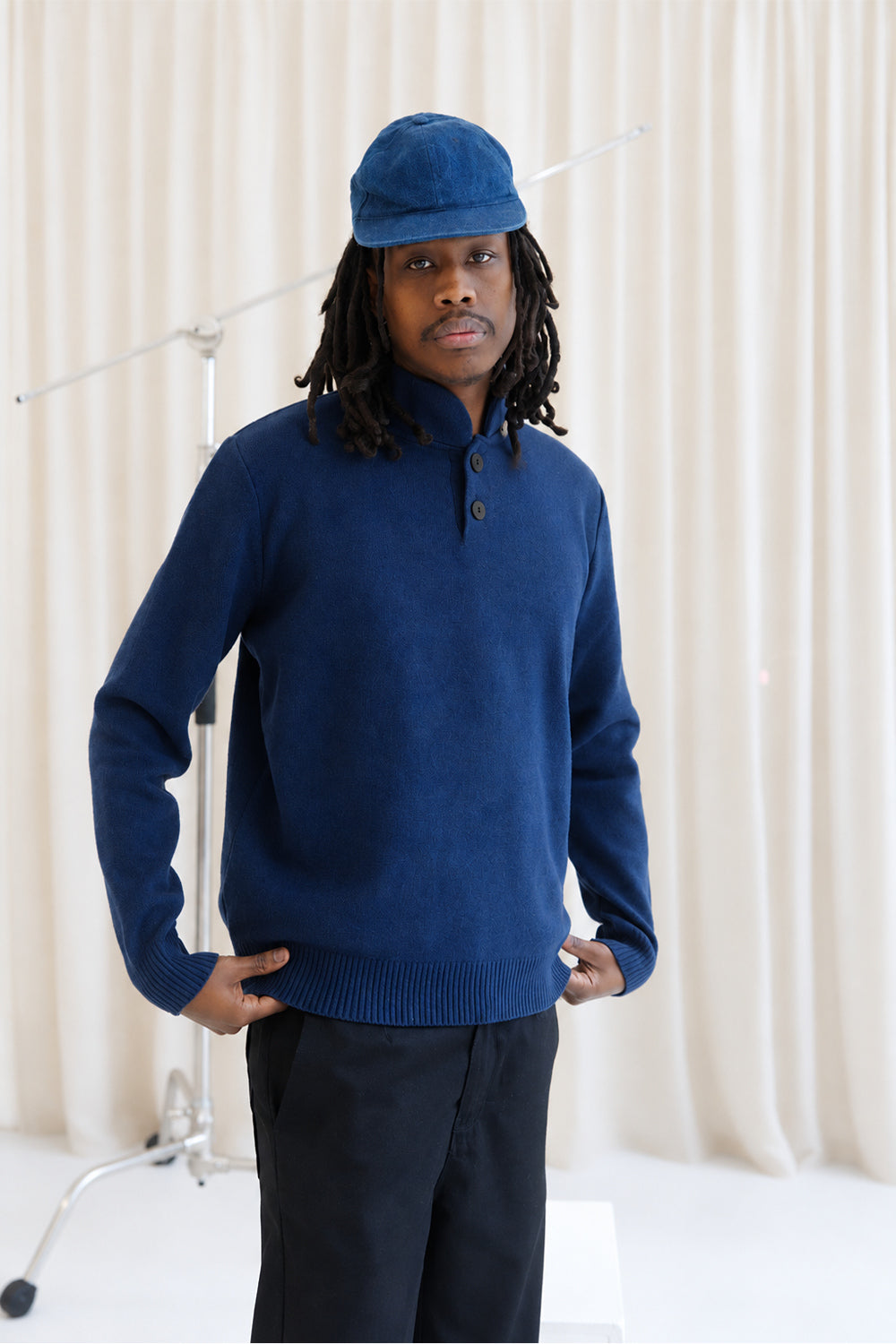 Pull MONTAGNE marine en laine à col montant boutonné, fabriqué en France
