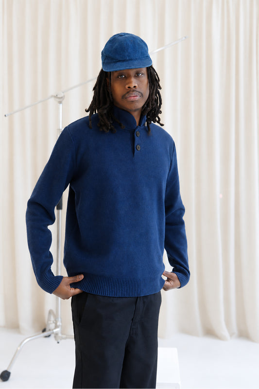 Pull MONTAGNE marine en laine à col montant boutonné, fabriqué en France